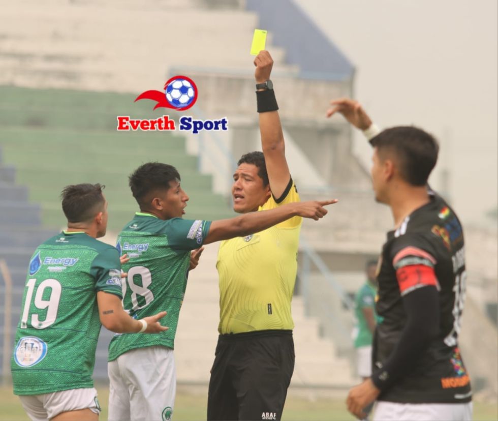 Insólito fallo arbitral: Petrolero jugaba con 12 jugadores y tras el reclamo de los rivales se detuvo el partido