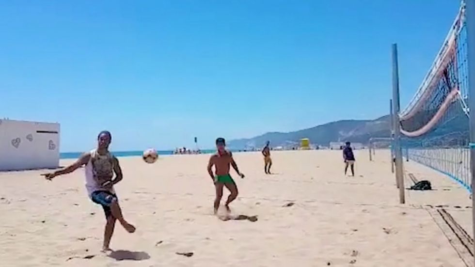 Video: La espectacular acrobacia de Ronaldinho en una jugada de fútbol tenis de playa