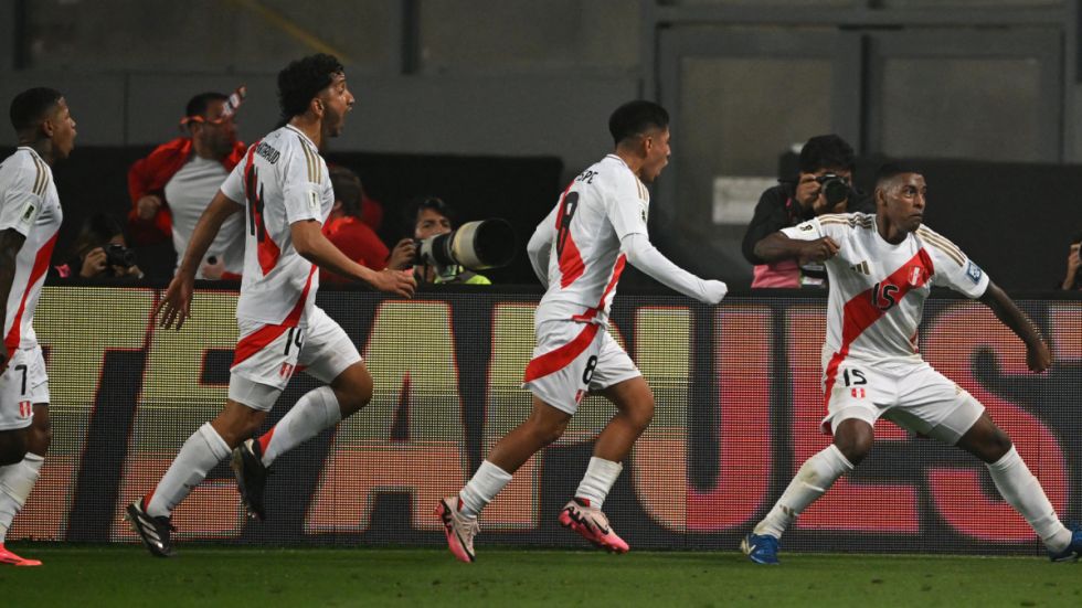 Perú superó a Uruguay sobre el final del partido