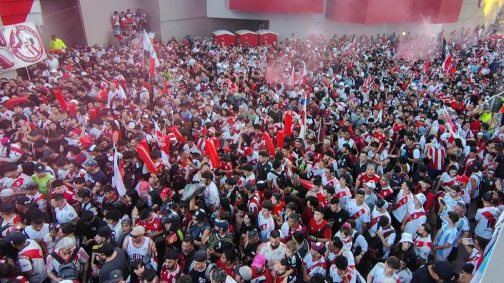 Multitudinario banderazo para River en la previa de la Libertadores 