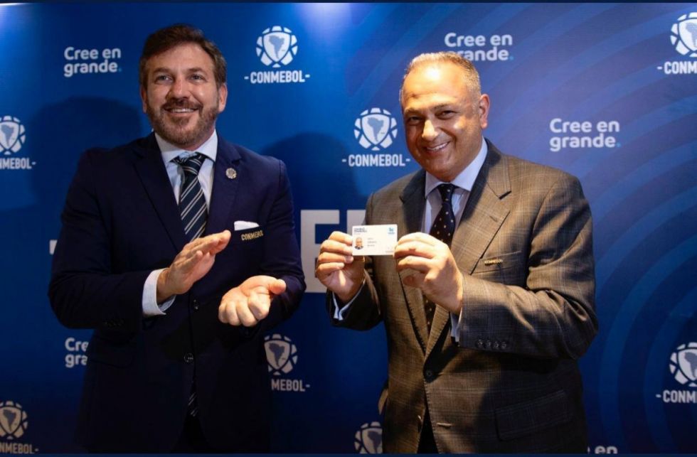Presidente de la Conmebol luce la camiseta de la Verde y manda un mensaje a la FBF