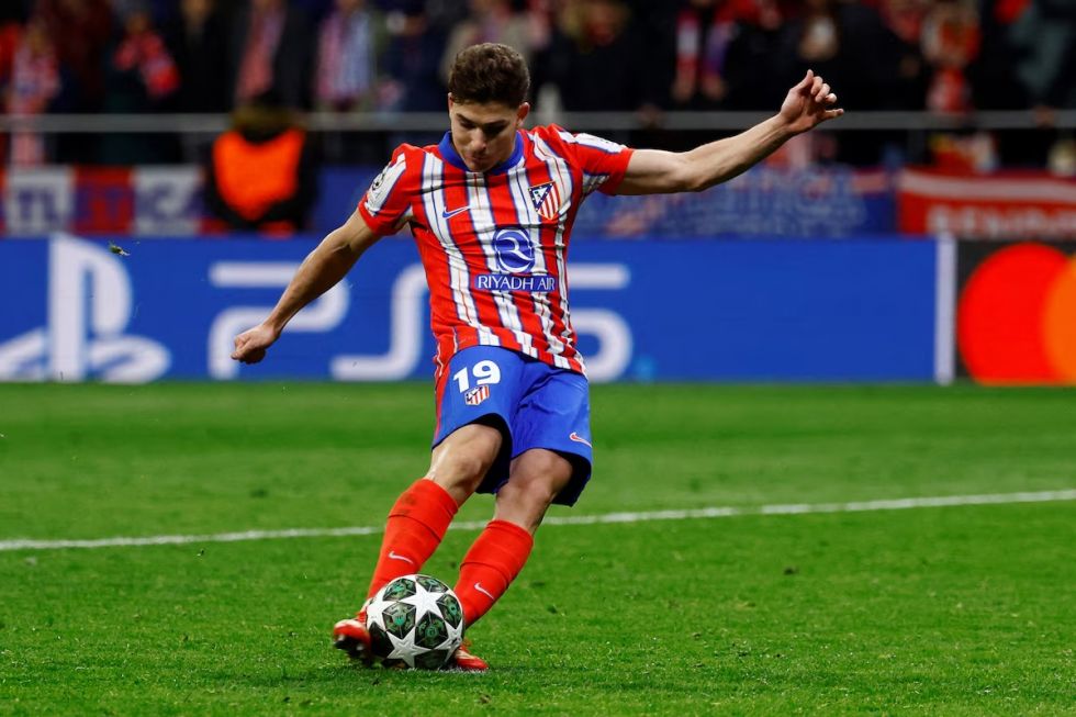 Julián habló por primera vez del  penal anulado ante el Real Madrid