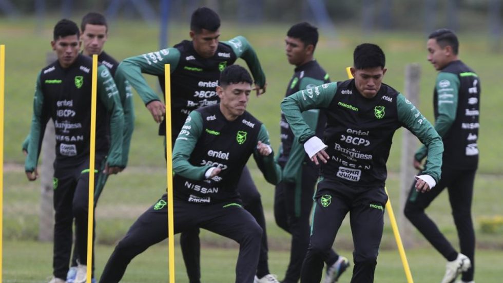 Tenía que jugar en el exterior, pero retornó a Bolivia sin ser habilitado