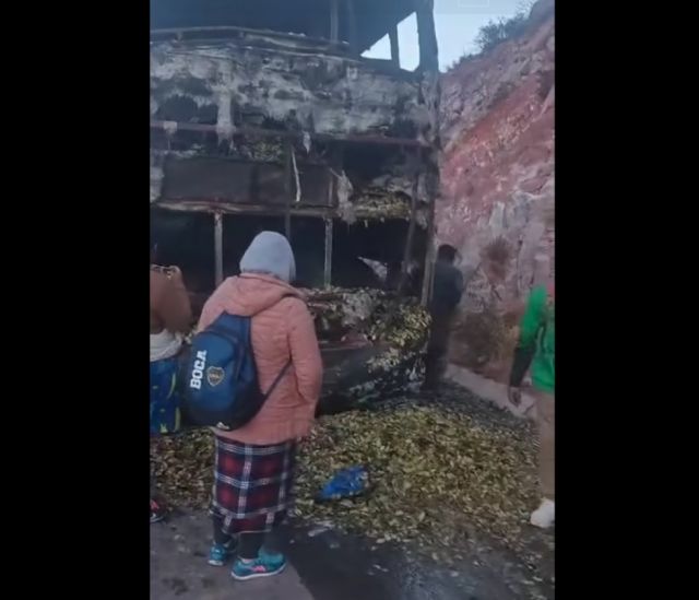 (Video) Incendio consume una flota en la ruta Camargo - Tarija