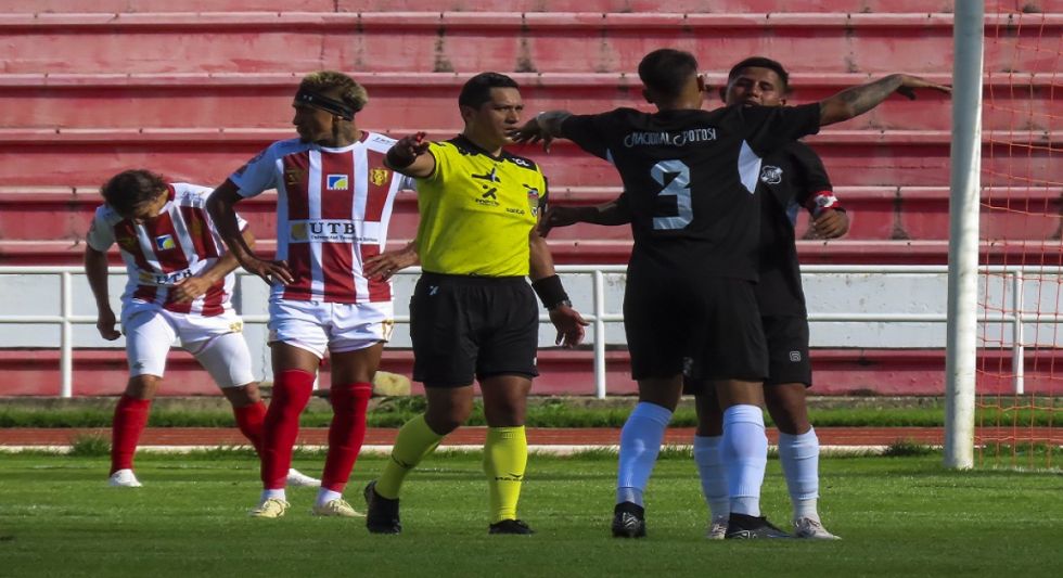 División Profesional: Futbolistas de un club piden el pago de sueldos y condiciones de trabajo  