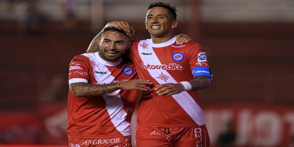 Bolívar sigue activo en el marcado de pases: Negociaciones avanzadas con un jugador de Argentinos Juniors