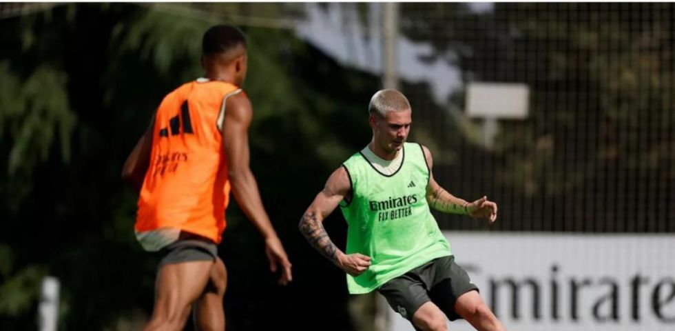 Primer entrenamiento de Mastantuono como jugador del Madrid