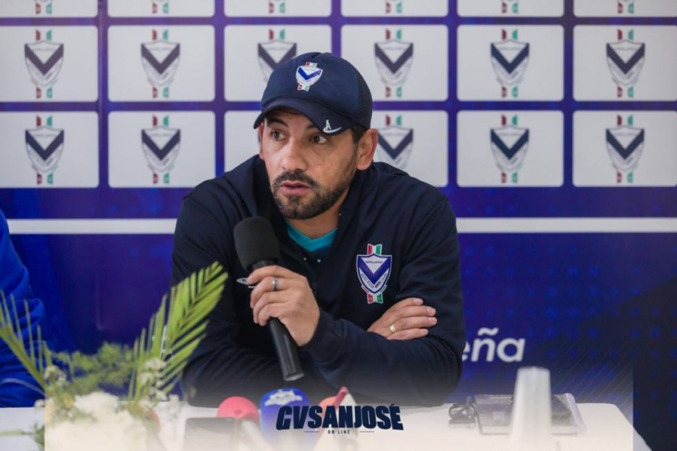 Gualberto Villarroel presenta a Walter Flores como entrenador