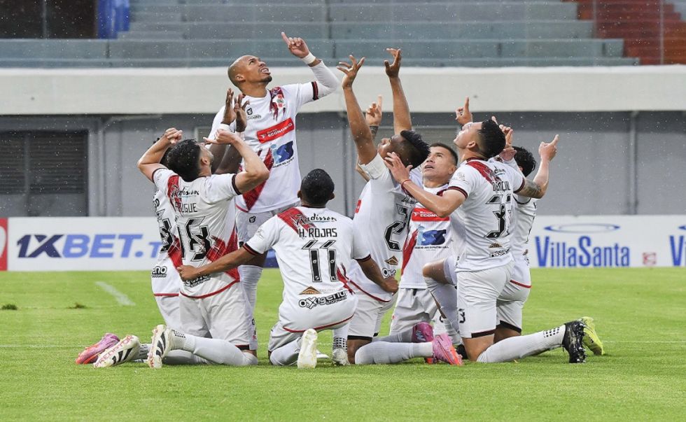 Nacional empata con golazo de  Guerra en tiempo de adición 