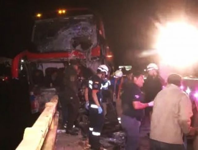 Choque frontal entre bus y camión deja dos muertos y varios heridos en ...