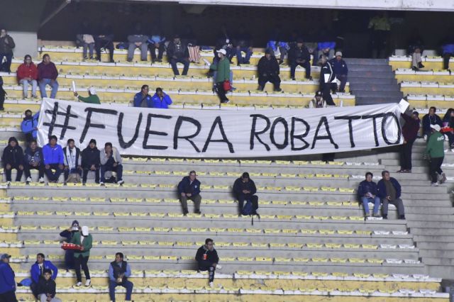 La respuesta de Robatto al pedido de su renuncia por el hincha bolivarista 