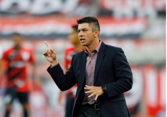 Oriente Petrolero a un paso de oficializar a Gustavo Florentín como su nuevo estratega