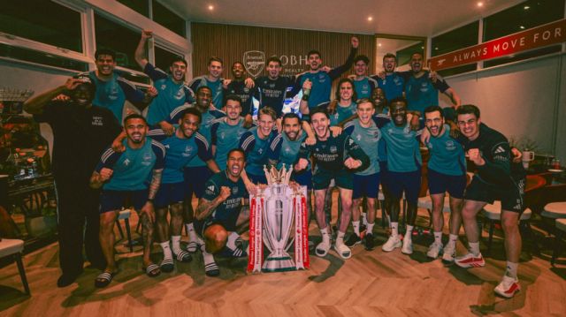 El Manchester City tropieza y el Arsenal celebra el título