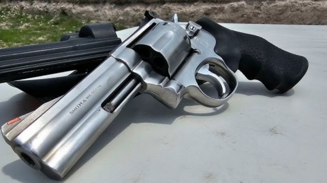 Lo atraparon tratando de vender armas en redes