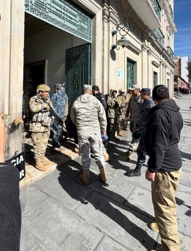 Paz promulgará la ley que regula los Estados de excepción al mediodía de este lunes, anuncia el Gobierno; llegan a Palacio los jefes militares y policiales