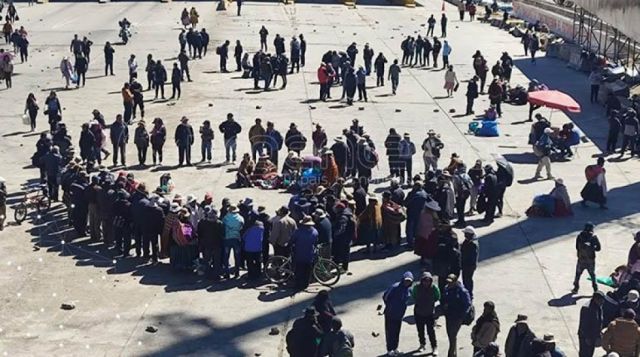 Campesinos de Túpac Katari instruyen mantener bloqueos y ordenan el paso de ambulancias y oxígeno