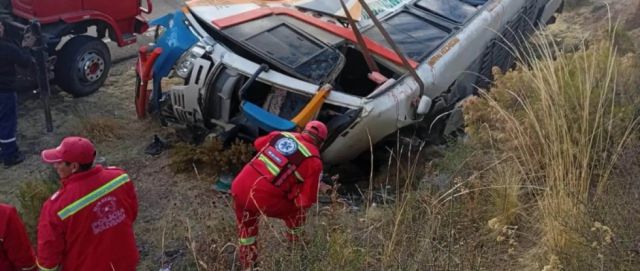 Vuelco de un bus deja dos fallecidos y más de 20 heridos