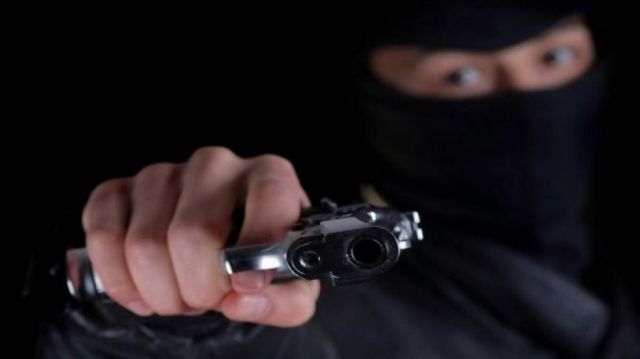 Cinco encapuchados robaron 30 mil dólares en una casa