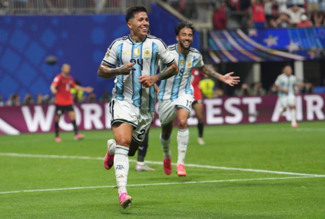 Argentina saca adelante un partido con más amor propio que fútbol