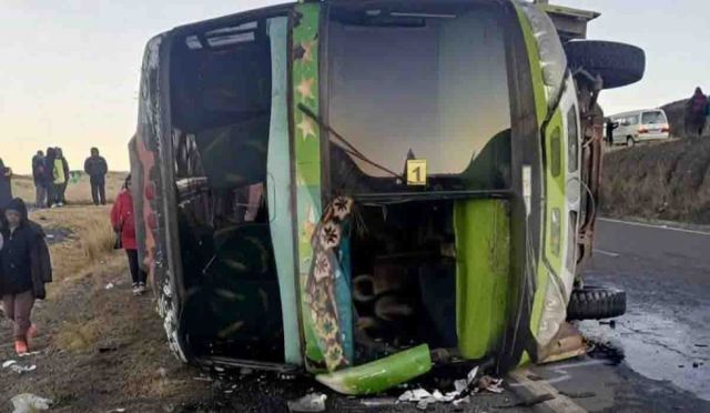 Dos muertos y 23 heridos tras el vuelco de un bus interprovincial en La Paz