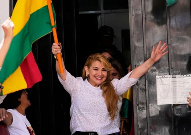 Áñez cuestiona a Paz por mantener a evistas en el Estado