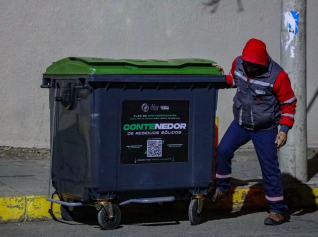 EMAT distribuye 30 contenedores en el barrio El Molino 