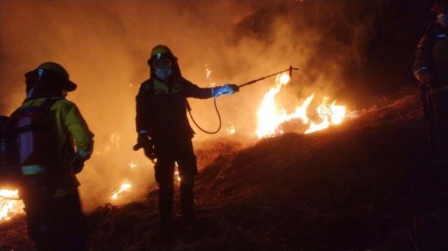 Declaran controlado el incendio, pero la emergencia no da tregua con nuevos focos de calor