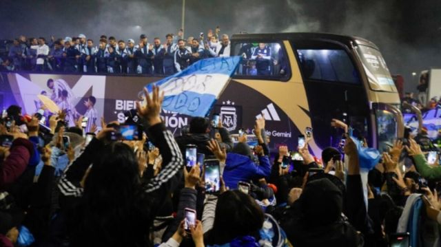 Reconocimiento para la Scaloneta en su regreso a Buenos Aires 