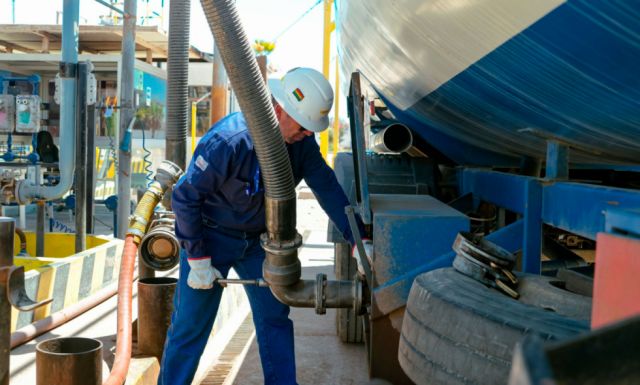 Diésel: La estatal petrolera ya descarga de Arica
