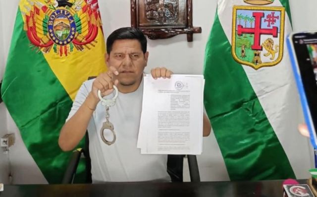 Mostrando manillas, un diputado advierte con aprehender al Comandante de la Policía