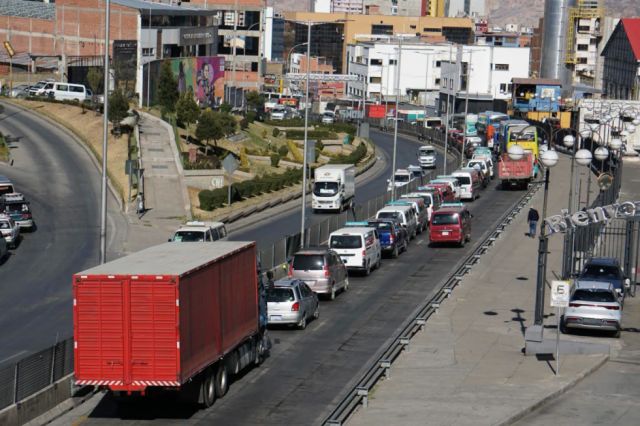 Diputado: Filas por combustible seguirán porque el Gobierno “no tiene plata” y tiene mucha deuda