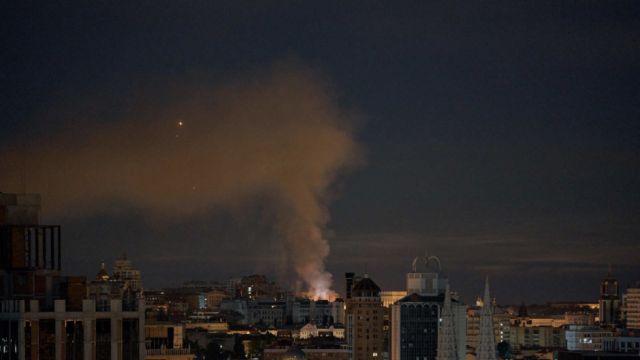 Reportan explosiones en Kiev