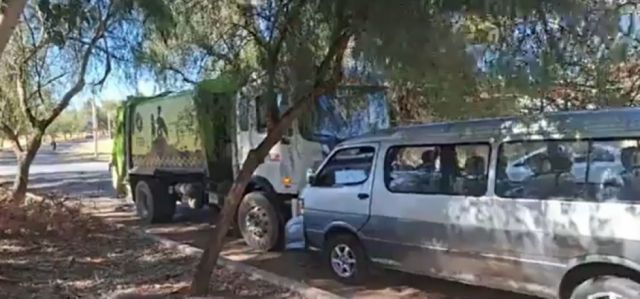 Miniván se desengancha y termina chocando contra un camión de EMAT 