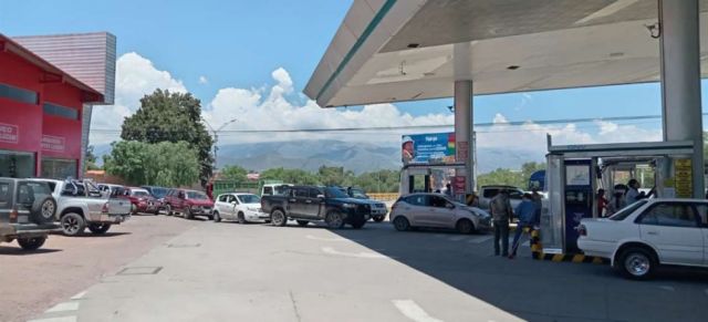Clamor contra el Gobierno por la falta de combustible