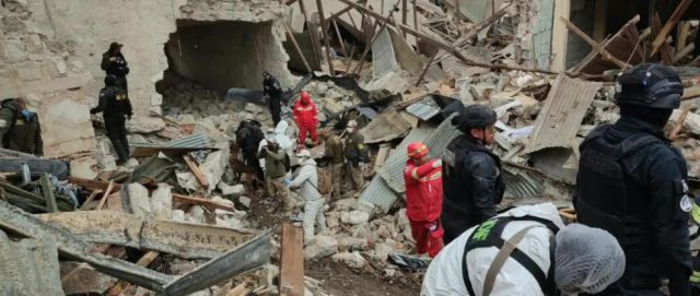 Viacha: encuentran un tercer cuerpo entre los escombros del cuartel y sube a tres la cifra de fallecidos
