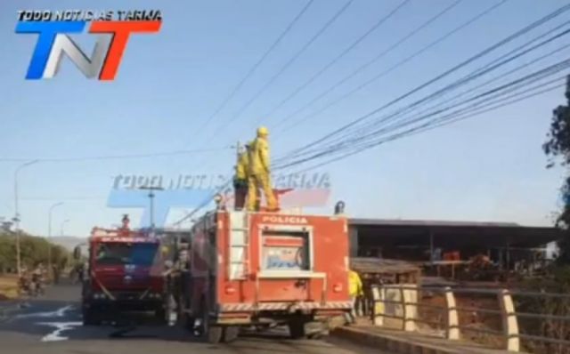 Incendio amenazó casas y dañó una gomería 