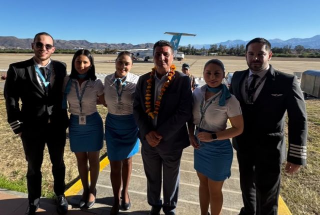 Alcalde dio la bienvenida al vuelo inaugural de Ecojet