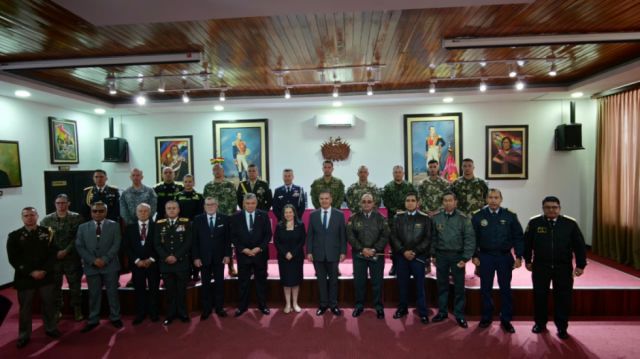 Bolivia acoge taller militar de “control de multitudes”