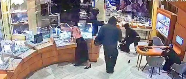 Dictan arresto domiciliario para la mujer acusada de complicidad en atraco a joyería