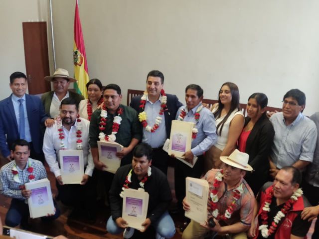 Alcaldía entrega planimetrías en beneficio de 187 familias
