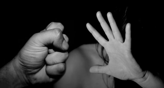 Detienen a policía que habría tratado de asfixiar a su pareja