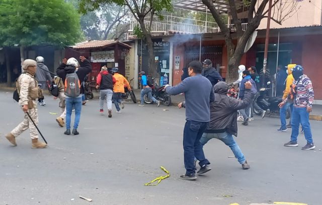 Imágenes de una jornada de paro, enfrentamientos y arrestos en Tarija 