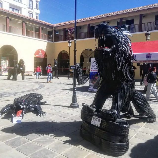 Estudiantes de Automotriz exhiben arte con llantas recicladas en Tarija