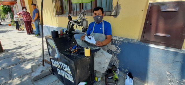 Davicho, zapatero con 15 años de labor desde Las Panosas