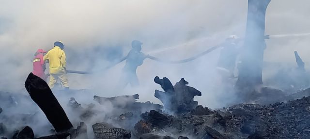 Oportuno despliegue de personal bombero logra sofocar incendio en Tarija (Fotos)