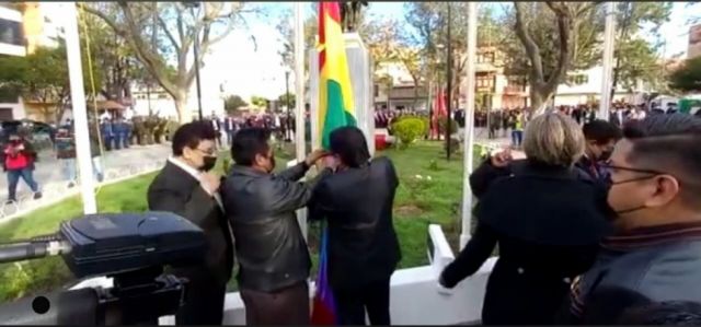 Incidentes por izar la Whipala en el Parque Bolívar