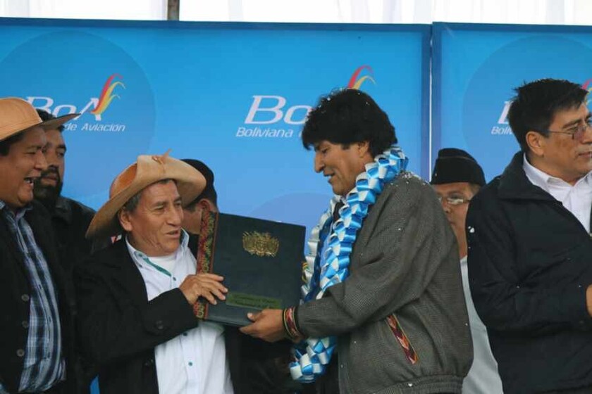 Evo Morales, entregando en abril de 2017 la ley transitoria que permitió seleccionar una Autoridad transitoria.Ocurrió en el aeropuerto de Yacuiba