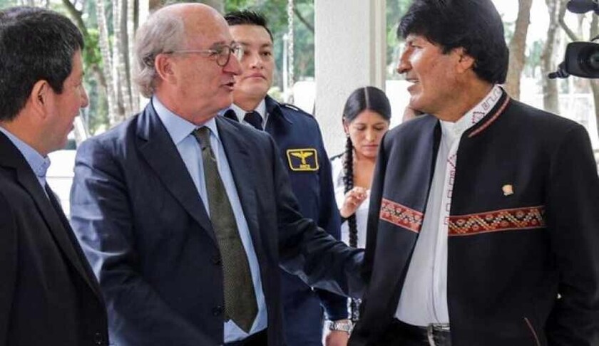 Luis Alberto Sánchez, ministro de Hidrocarburos; Antonio Brufau, presidente de Repsol, y Evo Morales. Los tres anunciaron ayer en Santa Cruz, el 14 de junio de 2017, la entrega...