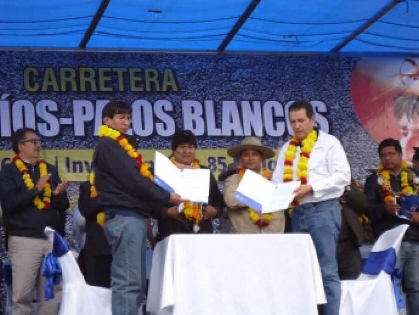 Esta foto, de abril de 2014, muestra a Evo Morales, presidente, presenciando la firma del contrato Llave en Mano para la ruta Entre Ríos - Palos Blancos