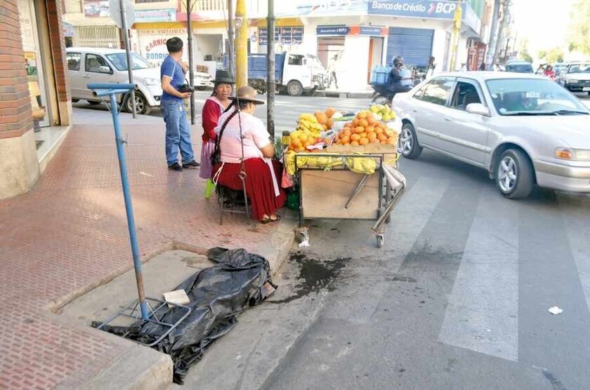 Los insoportables olores de las alcantarillas pluviales en la ciudad de Tarija, obligan a vendedores callejeros a taparlas con plásticos. Luego llegan los desastres...